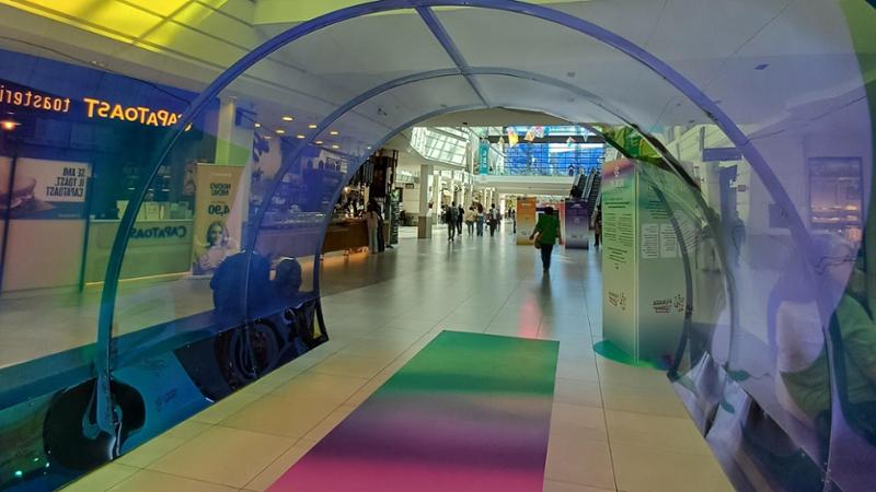 Giochi di luce in Fiumara: la galleria commerciale come un grande caleidoscopio
