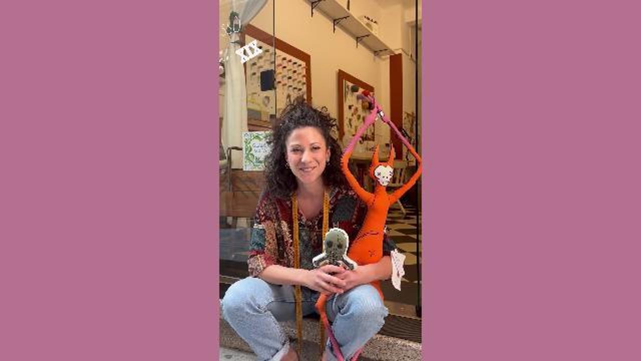 Ambra, la genovese che realizza pupazzi dai disegni dei bambini