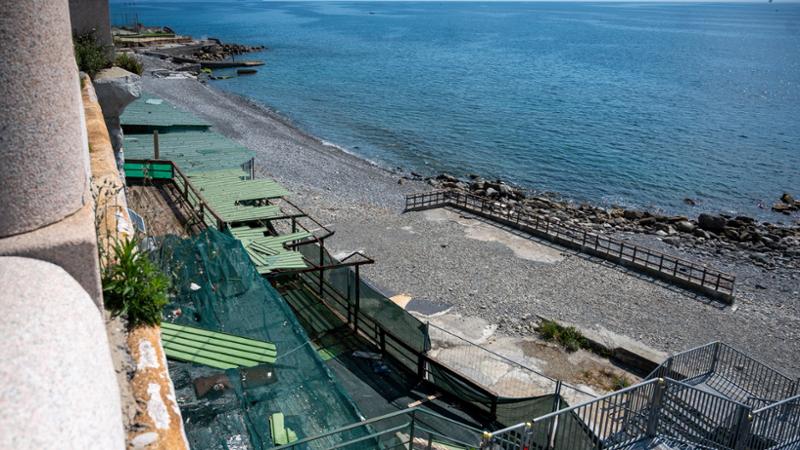 Ex Capo Marina, degrado e promesse. L’amarezza di Franco, ex bagnino: “Vedere la spiaggia ridotta così è un colpo al cuore”
