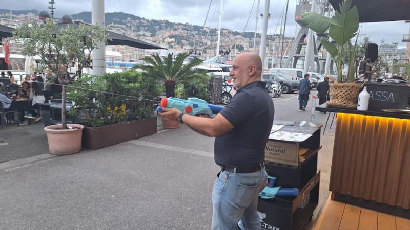 Gabbiani all'attacco del dehors, la difesa è hi-tech: ecco i super liquidator al Porto Antico di Genova