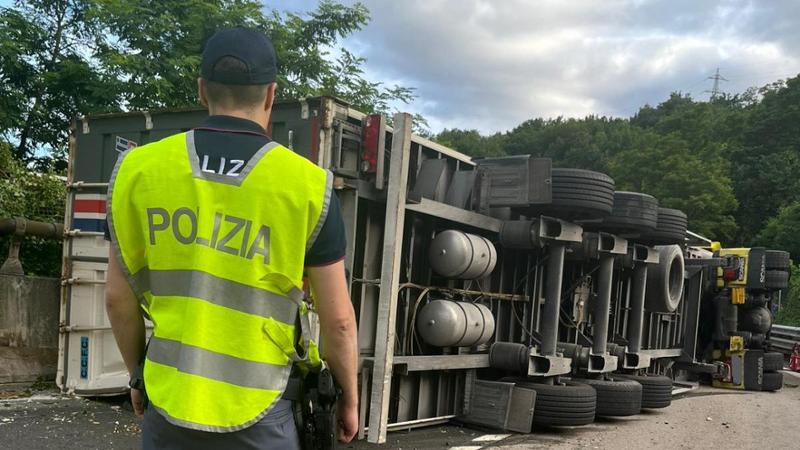 Tir ribaltato in A7, muore un camionista di 49 anni. Riaperto il tratto tra Busalla e Bolzaneto
