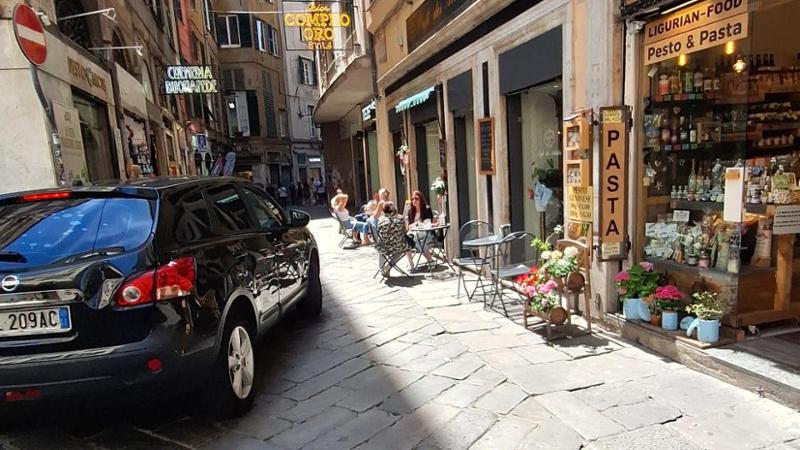 Genova, caruggi al collasso: da Campetto a San Lorenzo il centro storico è ostaggio dei motori