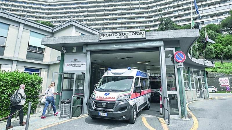 Paura al San Martino, un paziente psichiatrico ha aggredito e tentato di strangolare una dottoressa del pronto soccorso