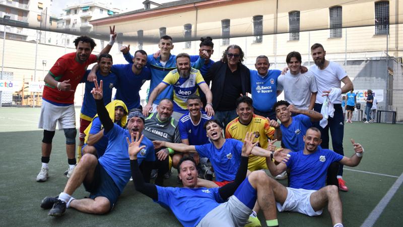 Cerezo e zio Pasquale fanno sognare gli spalti di Marassi. Ma questa volta la partita è dentro al carcere