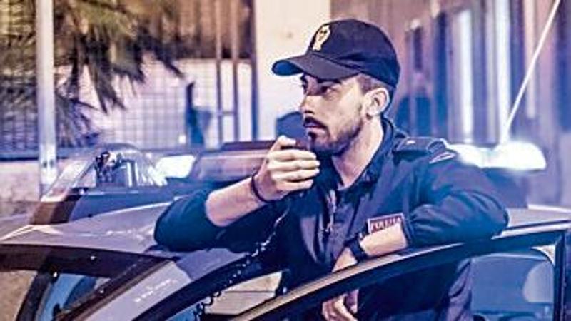 Genova, aggredisce turista di 14 anni, poi scappa e ferisce un agente di polizia: arrestata