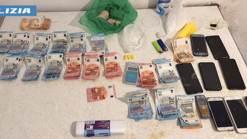 Spaccia davanti a una scuola, pusher di 20 anni finisce in carcere a Genova