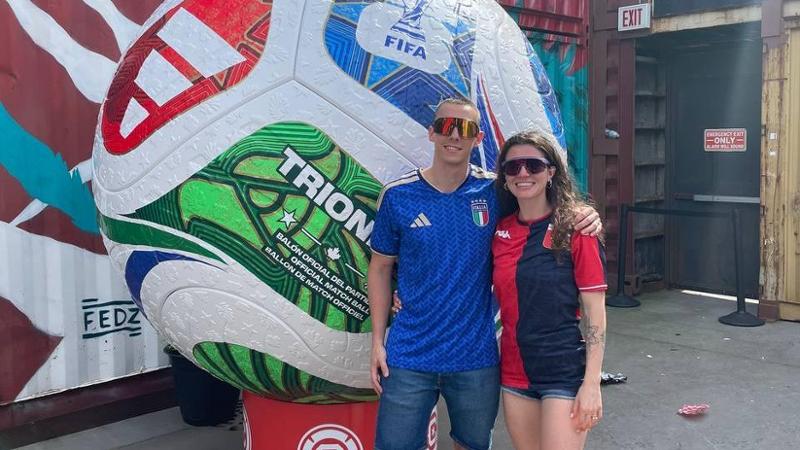 Mondiali, Gaia in un pub di Chicago con la maglia del Genoa: “Un biglietto dal vivo? Prezzi folli, ma l’atmosfera è fantastica”