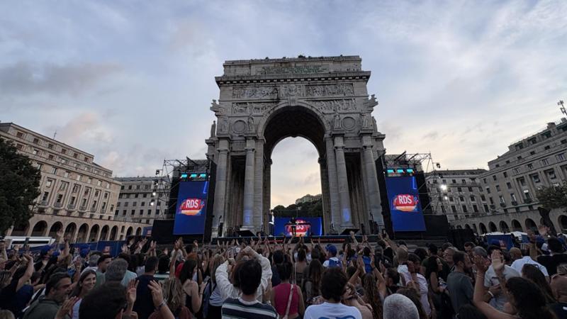 Genova, in migliaia in piazza della Vittoria per la festa dell'Rds Summer Festival