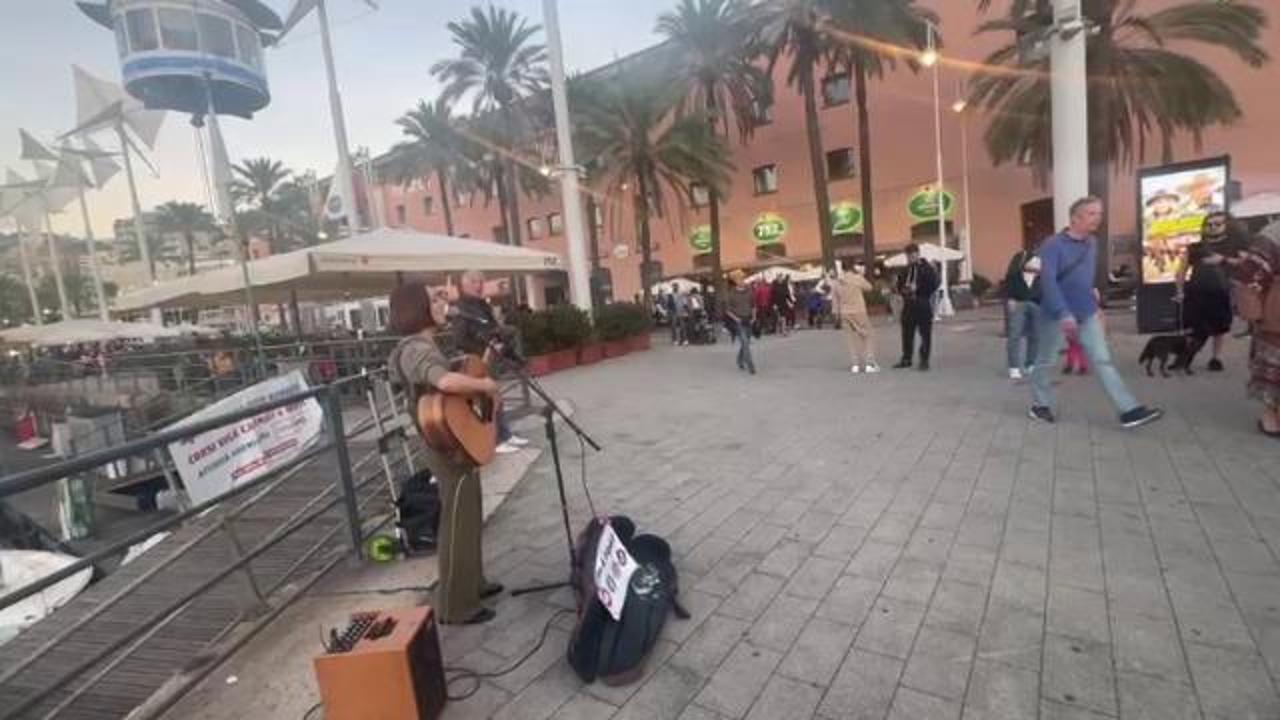 Genova, l'artista Nice aggredita verbalmente mentre cantava in strada