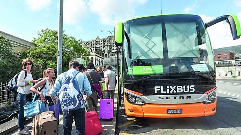 Bus turistici in via Fanti, i consumatori: “Mancano spazi e servizi, serve una vera stazione”