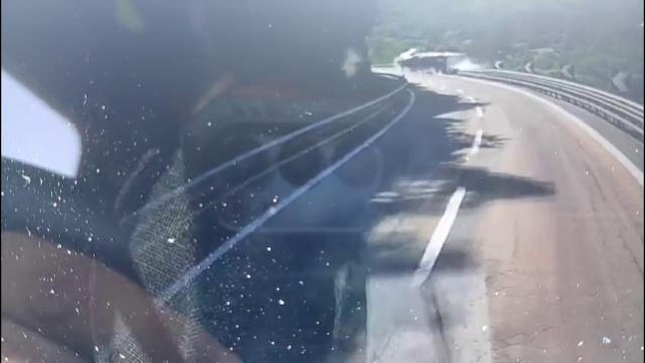 Camion si ribalta in A7, il momento dell'incidente