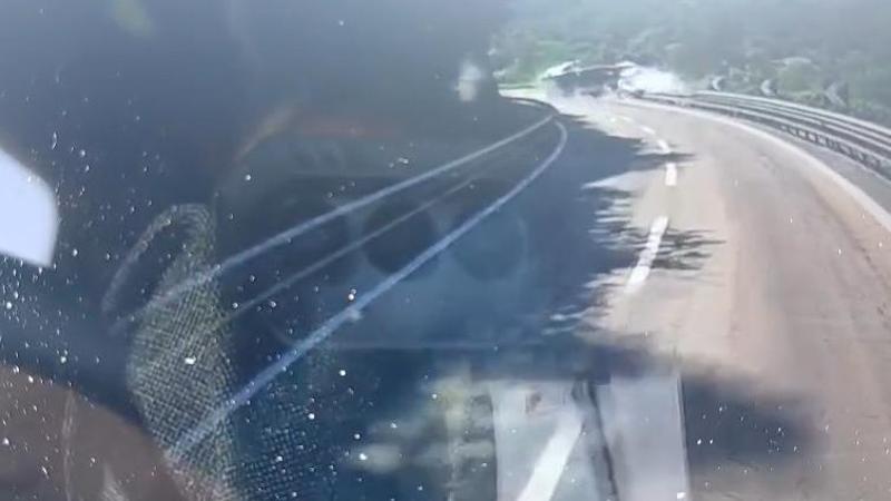 Camion si ribalta in A7, ferito l’autista