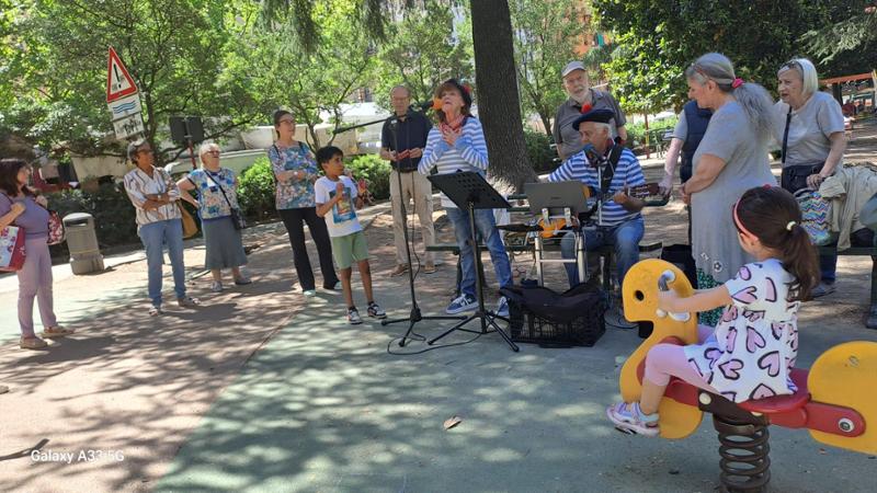 Quei due prof over 80 che nel giorno della maturità cantano in strada e recitano poesie in genovese
