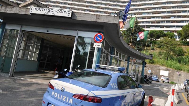 Giovane precipita in un cavedio nel centro storico, ricoverato in gravi condizioni al San Martino