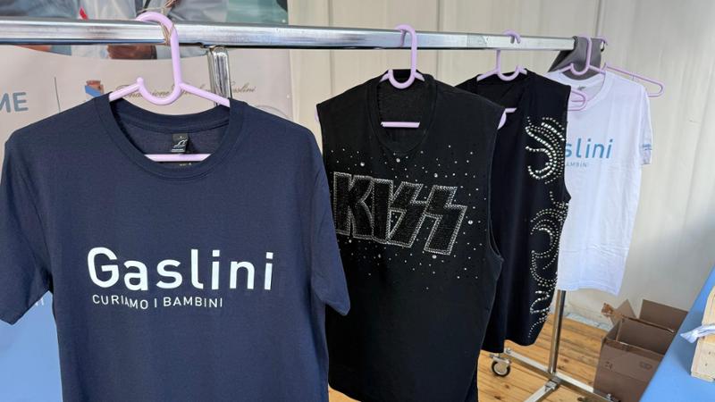 Olly mette in palio le sue magliette per il Gaslini: l’asta benefica a sostegno dell’ospedale genovese