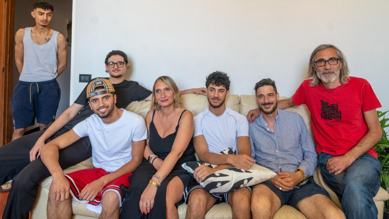 Migranti, i giovani che ce l’hanno fatta: “Studiamo e lavoriamo”
