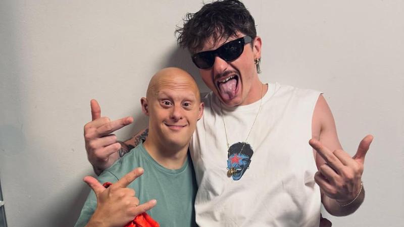Spiderman nel backstage con Olly: “È una persona genuina, capace di farti sentire a tuo agio”