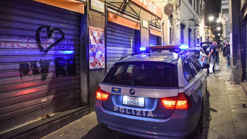 Proiettili e una bomba a mano davanti a un negozio, al lavoro artificieri e scientifica