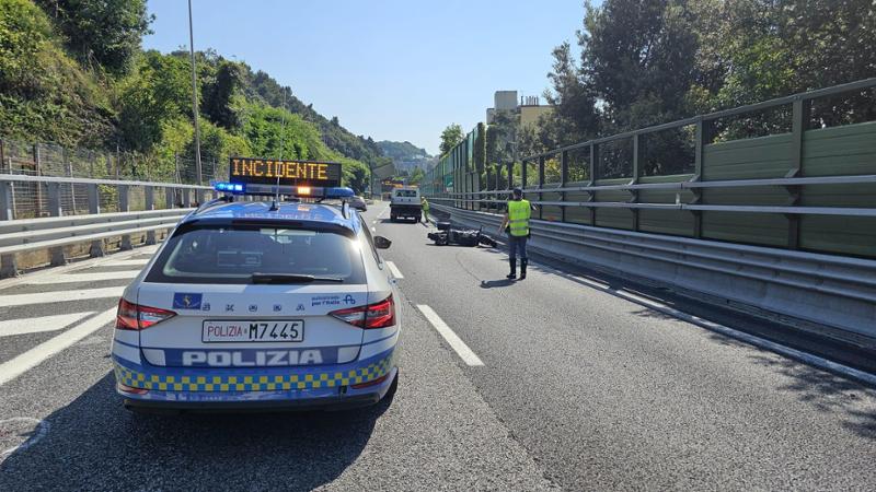 Incidente in A26 tra auto e moto, muore un uomo di 64 anni