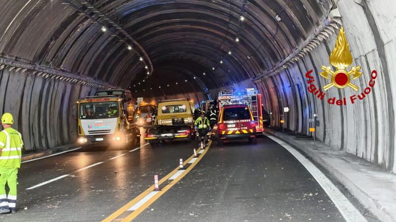 Maxi tamponamento in galleria sulla A26 tra Ovada e Masone, sette feriti: alcuni sono molto gravi