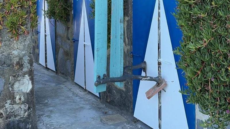 Nervi, vandali in passeggiata: una panchina finisce sulle cabine dei Bagni Medusa