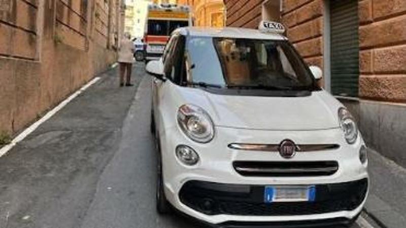 Investito da un taxi in retromarcia a Genova, anziano muore dopo due mesi