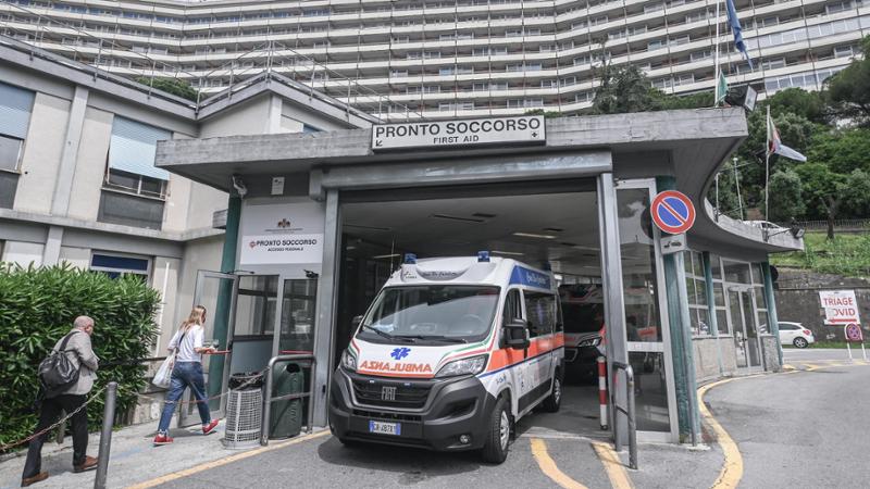 Muore dopo un malore nel bagno del San Martino a Genova, tre indagati
