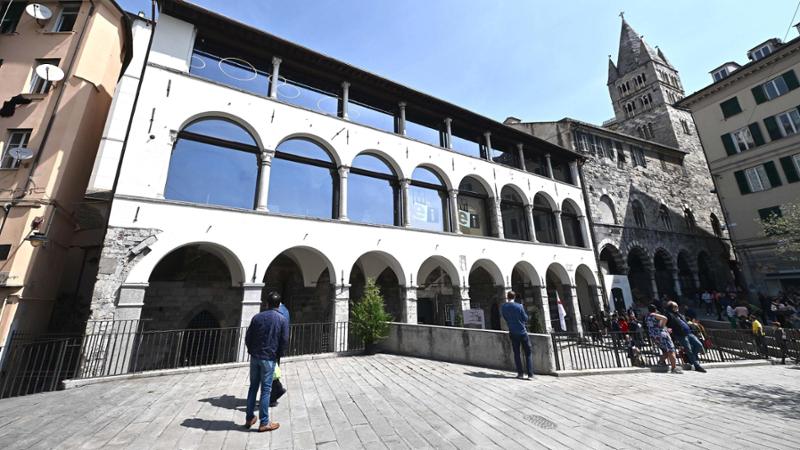 Tenta di attraversare un falò acceso per San Giovanni, turista tedesca ferita gravemente nella notte