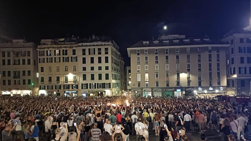 Falò di San Giovanni, tantissimi genovesi in Matteotti. Salis: “Vorrei che bruciasse l’odio che cresce nella società”