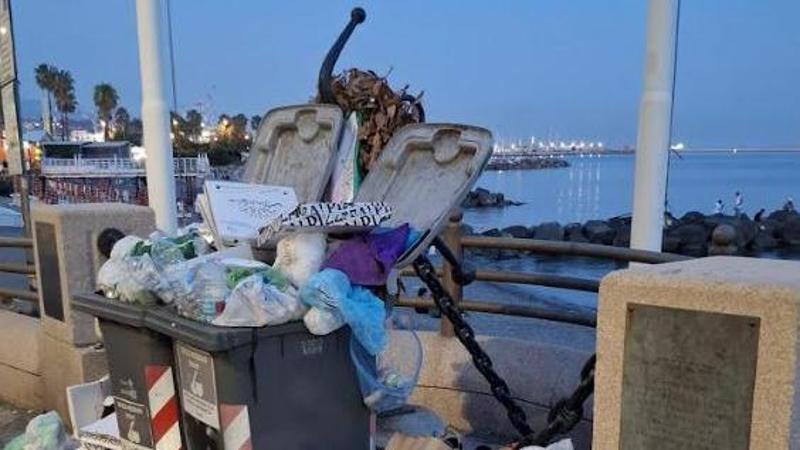 Pegli, il Monumento ai Caduti circondato dai rifiuti. Il Municipio: “Gesto inaccettabile”