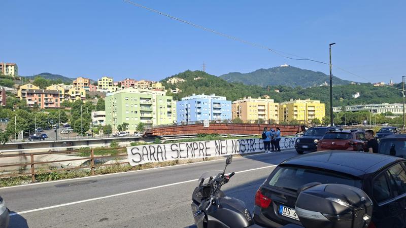 L’ultimo saluto a Elisa Bozzano: lo striscione dei colleghi in attesa dell’inizio dei funerali
