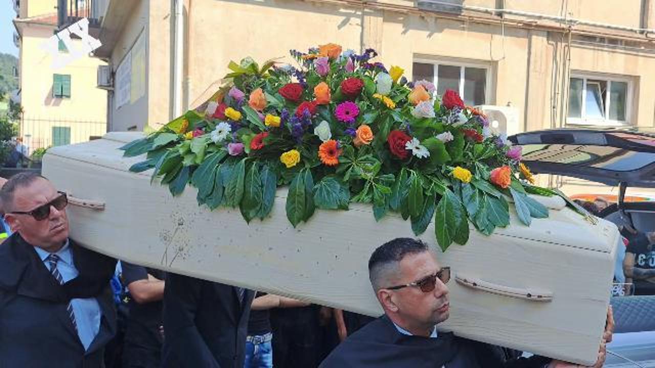 L'ultimo addio a Elisa Bozzano: lacrime, abbracci e un lungo applauso