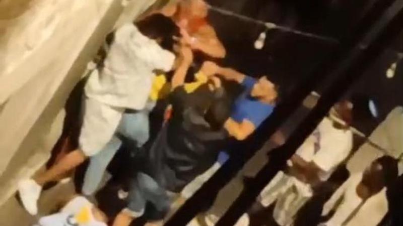 Due scontri a bottigliate tra i passanti in 48 ore nella stessa via del centro storico, il video dei residenti