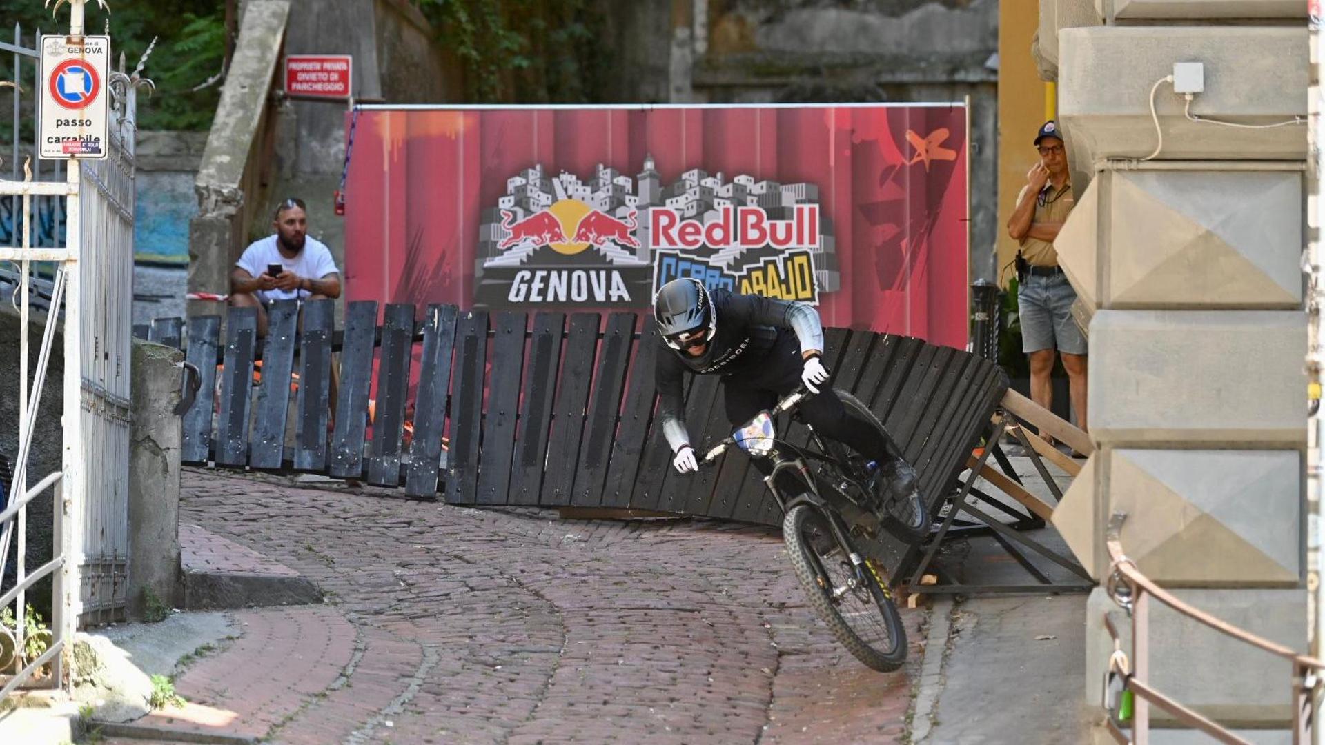 La discesca dei ciclisti acrobatici del Cerro Abajo a Genova