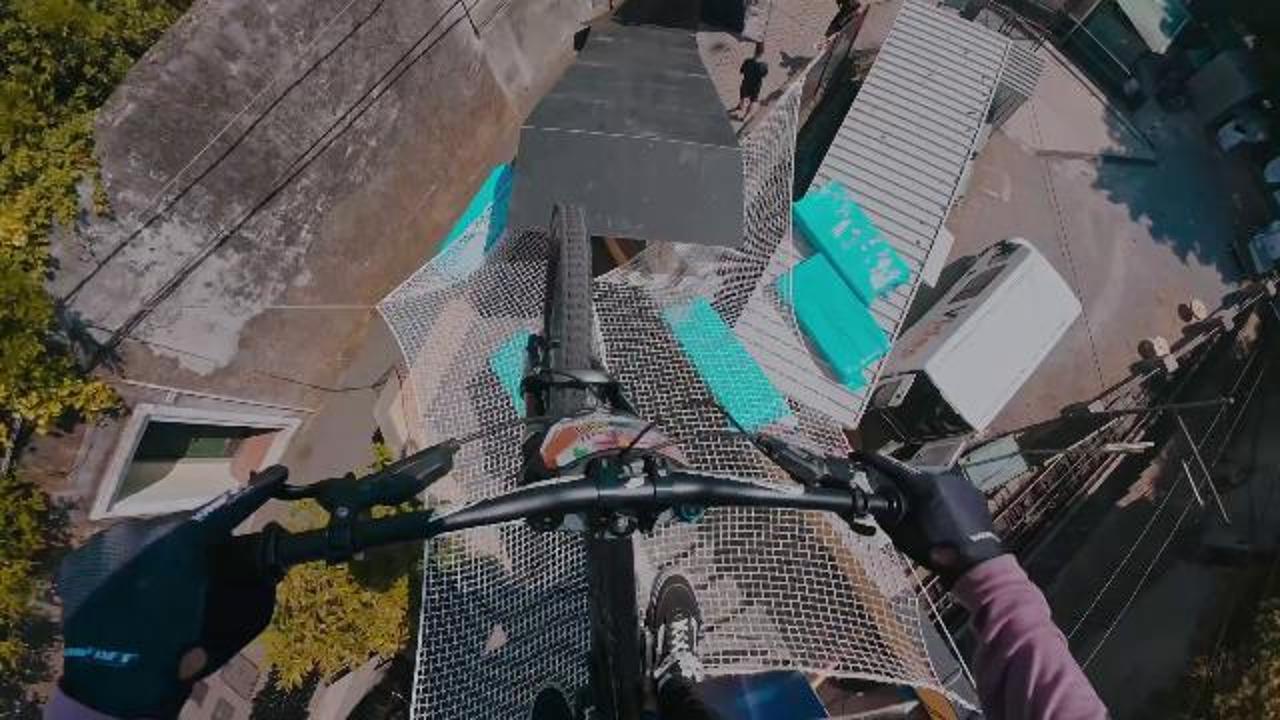 Red Bull Cerro Abajo a Genova, le spettacolari discese dei ciclisti acrobatici