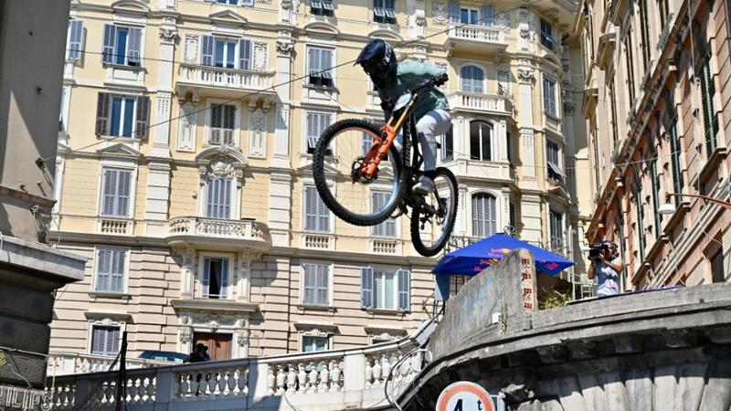 Dal monte a largo Zecca, lo show dei biker giù per le crose di Genova. Ospite anche Sayf – Il video