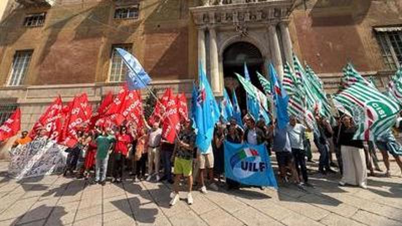 La protesta dei dipendenti del Comune di Genova davanti alla Prefettura