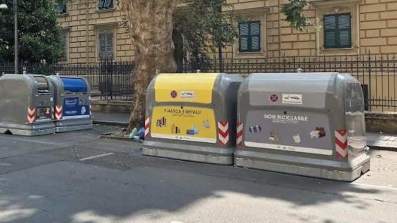 Foce, nuovi cassonetti e polemiche. Il Municipio: “Nessun posto auto andrà perso”