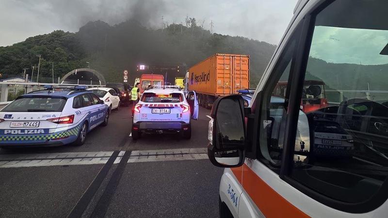 Prende fuoco un'auto in galleria sull'A26: cento auto bloccate, sei intossicati