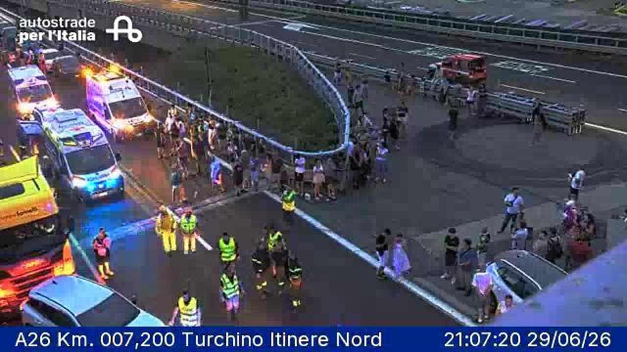 Auto in fiamme in A26, le immagini
