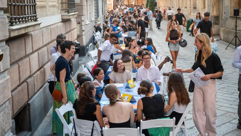 Gran Galà della Pace: Sant'Egidio porta a tavola 300 bimbi davanti a Palazzo Tursi