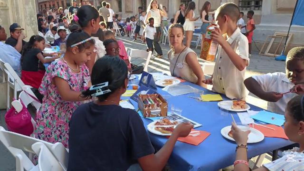 Genova, trecento bimbi a tavola in via Garibaldi: è il Galà della Pace di Sant'Egidio