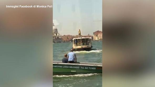In piedi sopra il vaporetto, bravata nel centro di Venezia | Video