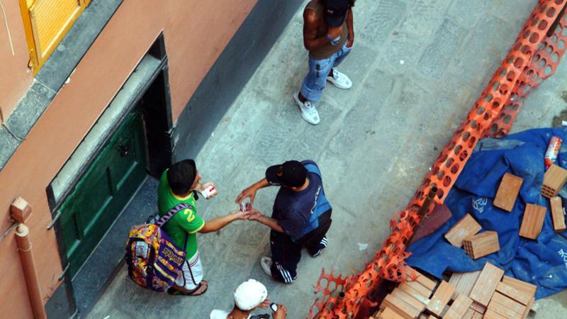 “Sicurezza nei fatti e non solo nelle parole”: gli esposti di un centinaio tra commercianti e residenti del centro storico