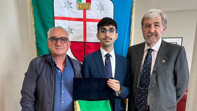 Strappato il tricolore sotto Ponte Morandi, il presidente Bucci consegna una nuova bandiera ai familiari di una delle vittime