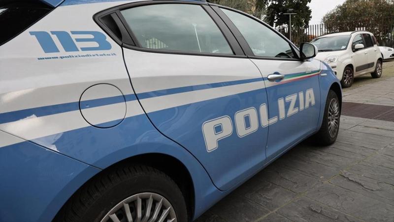 Genova, rientra a casa e trova due ladri in cucina
