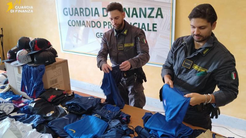Genova, la Guardia di Finanza dona in beneficenza oltre 2.600 articoli sequestrati in diverse operazioni
