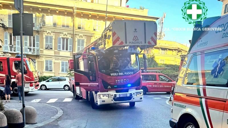 Dà in escandescenze in via Venti fra i passanti dello shopping, fermato e portato in ospedale