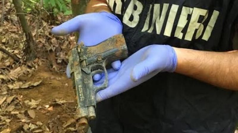 Scoperte 3 pistole sospette, giallo in un attico nel quartiere di Castelletto