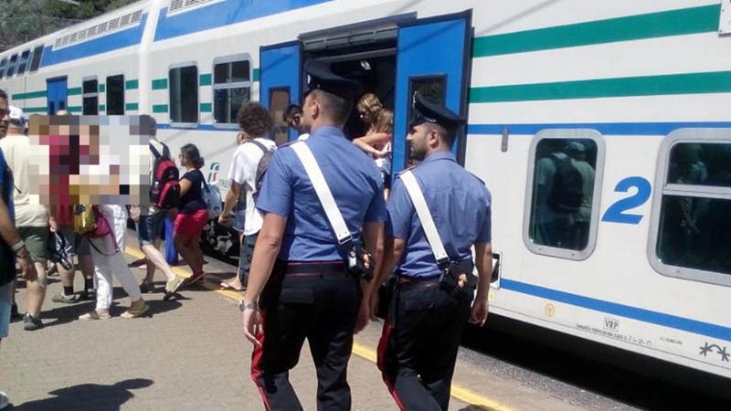 Voltri, incubo sul treno regionale. Rissa tra bande con spray urticante